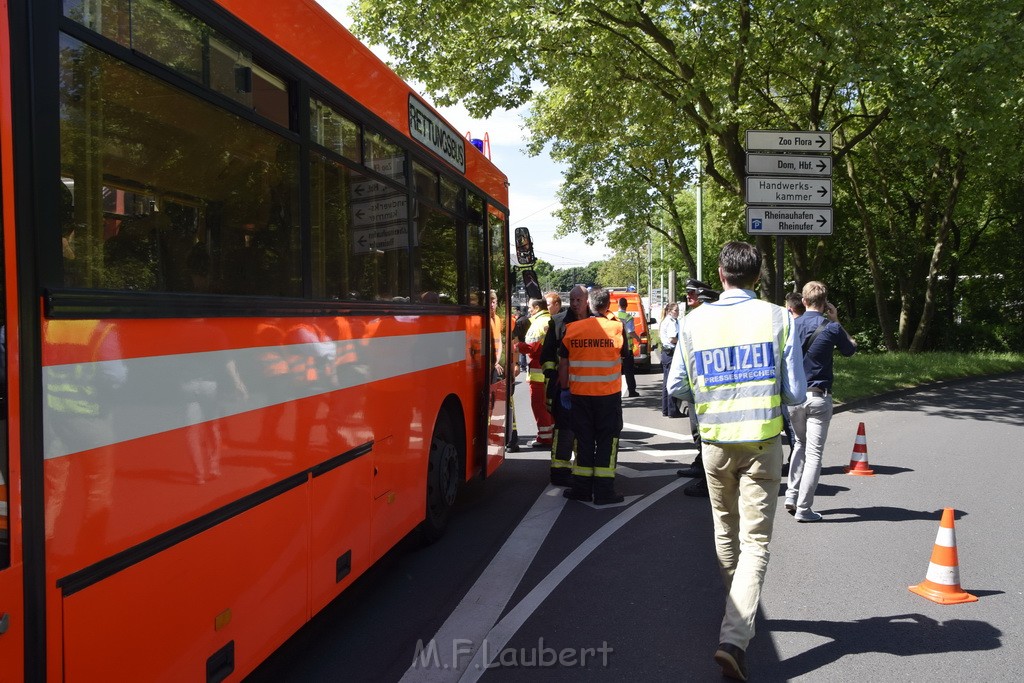 VU Schulbus Taxi Severinsbruecke Rich Innenstadt P03.JPG - Miklos Laubert